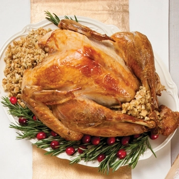 Dinde entièrement cuite avec sauce gravy, farce et sauce aux canneberges