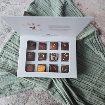 Boîte de 12 chocolats fins