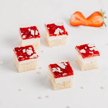 Gâteau mousse au chocolat blanc et fraises Portion +.