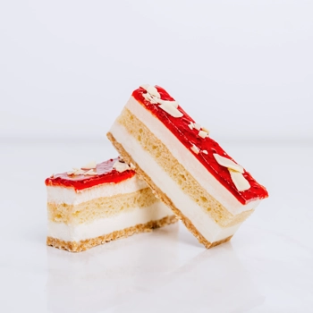 White chocolate mousse and strawberries crispy